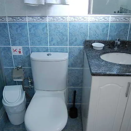 酒店 The Club 凯里尼亚